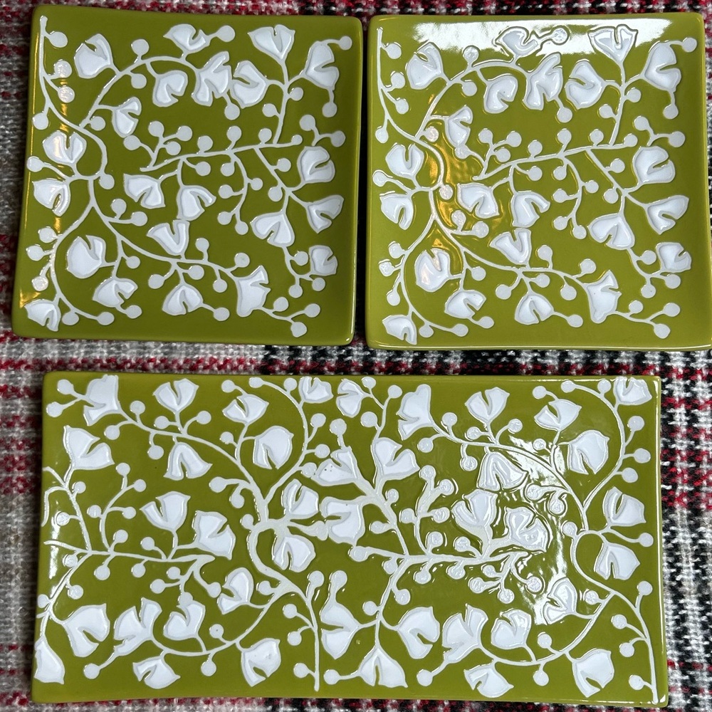 Crate & Barrel 3 Piece Akemi Floral Serving Set - Picture 5 of 16
